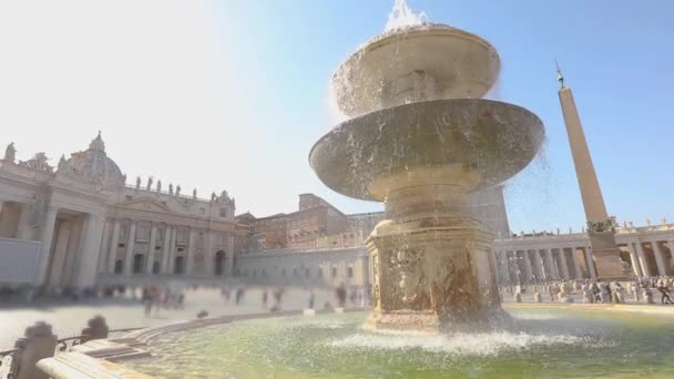 Fontänen på St. Peters Square. Italien, Rom. Fontänen i St Peters Square slow motion — Stockvideo