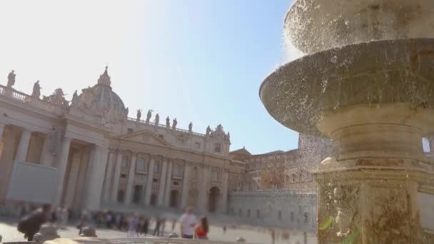 Szökőkút a Szent Péter téren. Olaszország, Róma. Szökőkút a Szent Péter téren lassított felvétel — Stock videók