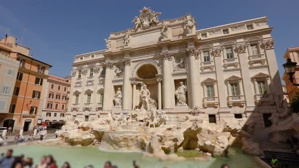 Trevi fontän i Rom, Trevi fontän i soligt väder, turister nära Fontana di Trevi — Stockvideo