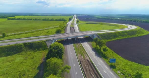 汽车沿着公路行驶.在回家的路上现代公路空中景观。新的现代道路顶视图。飞过高速公路 — 图库视频影像