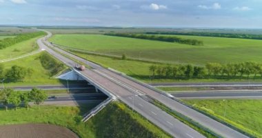 Araba otoyol boyunca sürer. Eve dönüş yolu. Modern otoban manzarası. Yeni modern yol manzarası. Otobanda uçarken