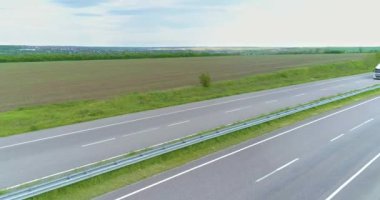 Yol manzarası boyunca giden arabalar. Modern otoban manzaralı. Modern bir otoyol boyunca arabalar sürüyor..