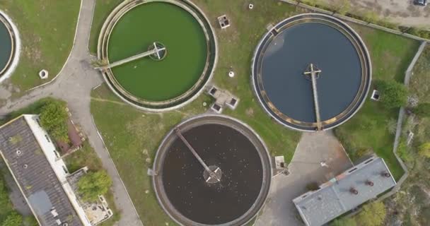 Tratamiento industrial del agua. Vista aérea del tratamiento de aguas residuales. Vuelo sobre instalaciones de tratamiento de agua — Vídeo de stock