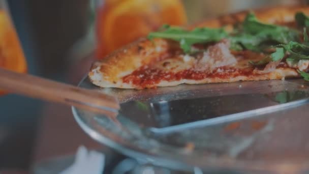 Vacker utsökt pizza. Närbild pizza, pizza på bord i restaurang. — Stockvideo