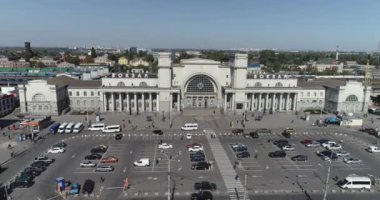 Dnipro şehri, Ukrayna. Dnipro City 'deki tren istasyonu havadan. Sovyet yapımı bir şehir İHA 'dan