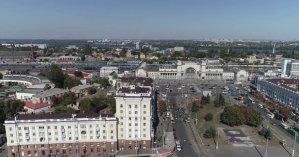 Dnipro şehri, Ukrayna. Dnipro City 'deki tren istasyonu havadan. Sovyet yapımı bir şehir İHA 'dan — Stok video