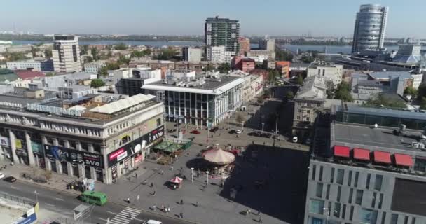 Volo aereo sopra il centro di Dnipro City. Una città sul fiume Dnieper. Volare sopra la città vecchia vicino al fiume. Città dell'Europa orientale dall'alto. — Video Stock