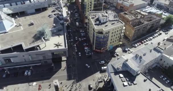 Trafikstockning i en storstad. Bilar är i en trafikstockning utsikt från en drönare. Många bilar i staden — Stockvideo