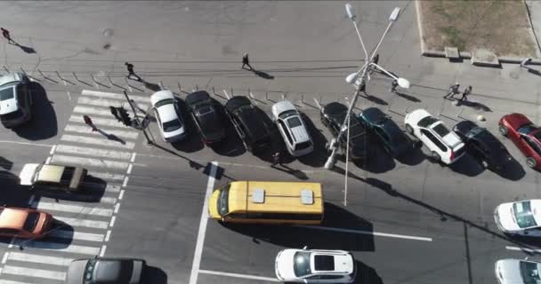 Atasco de tráfico en una gran ciudad. Los coches están en una vista de atasco de tráfico desde un dron. Muchos coches en la ciudad — Vídeos de Stock