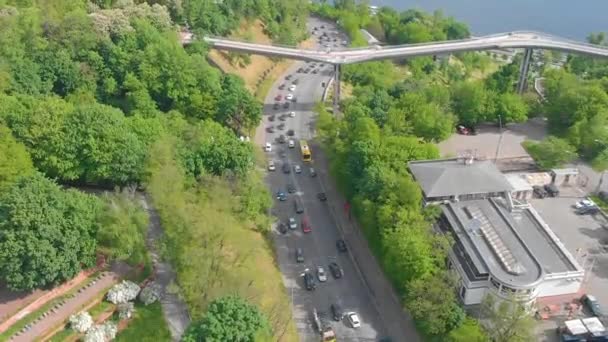 Pont piétonnier dans la ville de Kiev. Survoler la passerelle piétonne à Kiev — Video