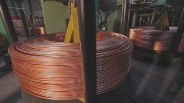 Bakır kablo imalatı. Bakır kablo, bir bobin bakır kablo.