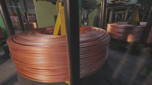 Primer plano de fabricación de cables de cobre. Cable de cobre, una bobina de cable de cobre. — Vídeos de Stock