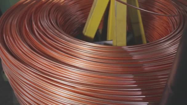 Processo de fabricação de cabos de cobre. Rotação de bobina de cabo de cobre — Vídeo de Stock