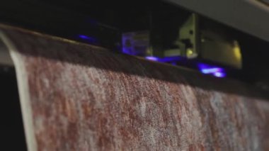 Modern duvar kağıdı fabrikası. Endüstriyel yazıcı yeni duvar kağıdı örneği yapıyor. Duvar kağıdı üretimi. Yeni duvar kağıtlarından biri. Yakın çekim.