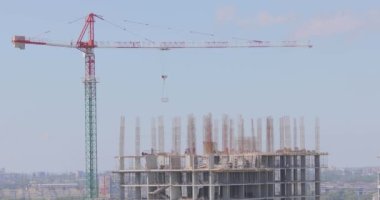 Çok katlı bir konut inşaatı. İnşaat alanında bir vinç. İnşaat vinci inşaat alanında.