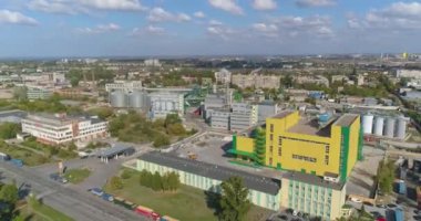 Modern bir fabrikanın etrafında uçmak. Büyük, modern, sarı bitki anten manzaralı. Sarı dış görünüşlü modern bir bitki.