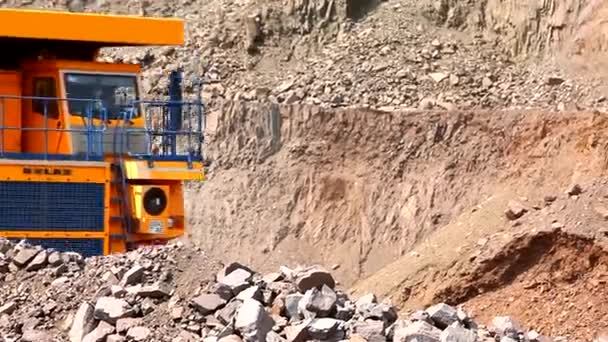 Großer Kipper in einem Kohlebergwerk. Großer Muldenkipper. Gelber Kipper in einem Kohlebergwerk. Der Kipper fährt durch den Steinbruch. — Stockvideo