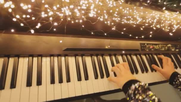 Sintetizzatore con luci di Capodanno. Bellissimo synth con decorazioni natalizie. Chiavi sintetizzatore close-up — Video Stock