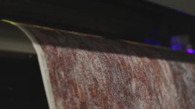 Modern duvar kağıdı fabrikası. Endüstriyel yazıcı yeni duvar kağıdı örneği yapıyor. Duvar kağıdı üretimi. Yeni duvar kağıtlarından biri. Yakın çekim.