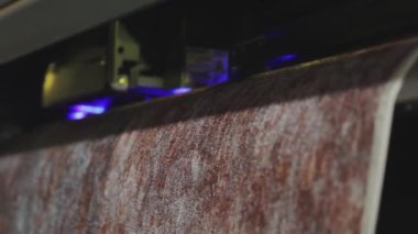 Modern duvar kağıdı fabrikası. Endüstriyel yazıcı yeni duvar kağıdı örneği yapıyor. Duvar kağıdı üretimi. Yeni duvar kağıtlarından biri. Yakın çekim.
