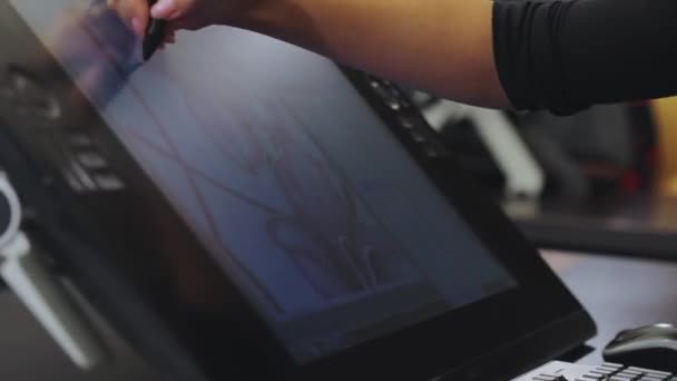 Disegno su un tablet grafico. Il designer disegna su un tablet grafico. Funzionamento con display a penna interattivo. primo piano. Produzione di carta da parati. — Video Stock