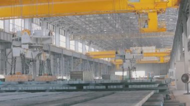 Zaman turu bitkisindeki bir vinç işi. Metal üretim fabrikasında çalışma süreci. Turnanın zaman turundaki çalışması bitki eker. Modern bir fabrikada bir vinç..