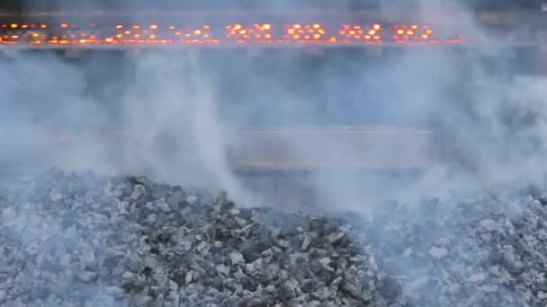 Fumar a partir de carvão quente do forno de coque. Bateria de forno de coque, produção de carvão de forno de coque, carvão de forno de coque. — Vídeo de Stock