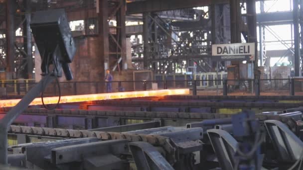 Výrobní proces kovů v hutní továrně. Červený horký kov v moderní továrně. Moderní hutní továrna — Stock video