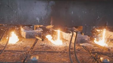 Metalurji fabrikasında metal üretim süreci. Modern bir fabrikada kırmızı sıcak metal. Modern metalurji fabrikası