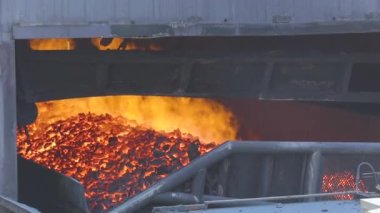 Sıcak kola kömürü ocaktan çıkar. Kömür kolama süreci, kokain fırını kömür üretim süreci