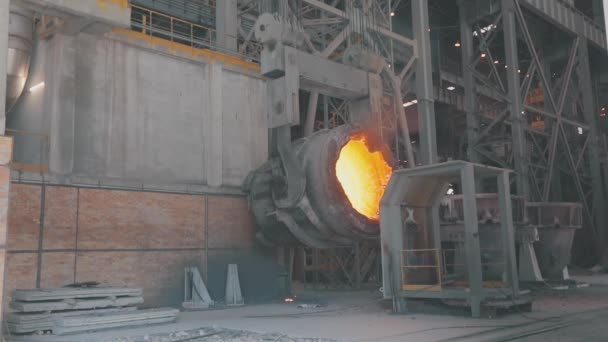 Гаряча металева ковбаса. Промисловий інтер'єр на металургійному заводі. Іскри з гарячого металу повільний рух — стокове відео