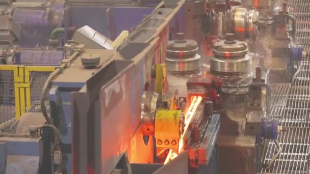 Processo de produção de metal em uma fábrica metalúrgica. Metal quente vermelho em uma fábrica moderna. Fábrica metalúrgica moderna — Vídeo de Stock