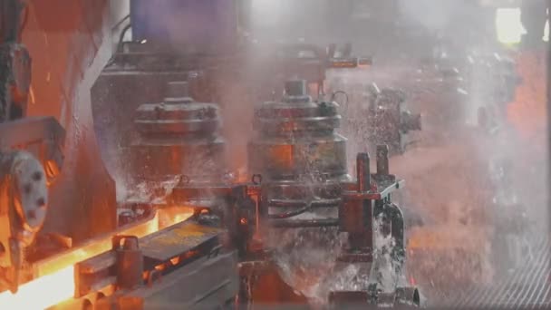 赤いホットメタルとコンベアライン。現代の冶金工場。自動コンベアライン — ストック動画