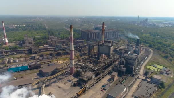 Επικίνδυνες εκπομπές από την καμινάδα του εργοστασίου. Καπνός από ένα μεγάλο εργοστάσιο. Πτήση πάνω από ένα μεγάλο μεταλλουργικό εργοστάσιο. Κάτοψη μεγάλου φυτού. — Αρχείο Βίντεο
