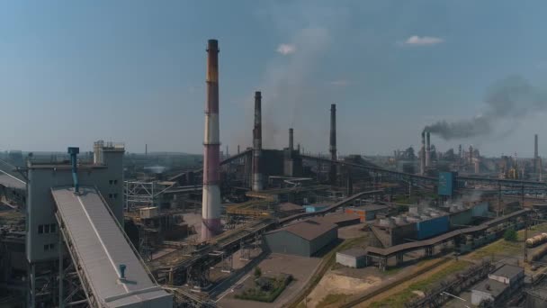 Vuelo sobre una gran planta metalúrgica. Planta metalúrgica grande vista aérea Emisiones de una planta metalúrgica — Vídeo de stock