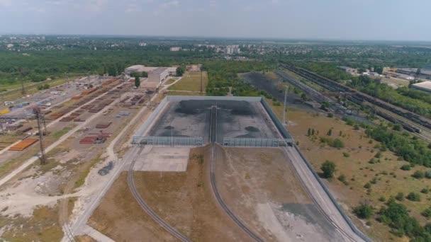 Une grande zone moderne de stockage du charbon. Four à coke charbon dans l'entrepôt en plein air vue de dessus. Vol au-dessus d'un entrepôt de charbon en plein air — Video