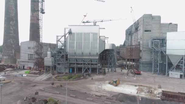 Vuelo sobre una gran planta metalúrgica. Planta metalúrgica grande vista aérea Emisiones de una planta metalúrgica — Vídeo de stock