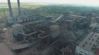 Büyük bir metalürjik tesisin üzerinden uçmak. Büyük metalürjik bitki üst görüntüsü. Büyük bir işletmenin endüstriyel dış mekanı. Havadan büyük bir bitki.