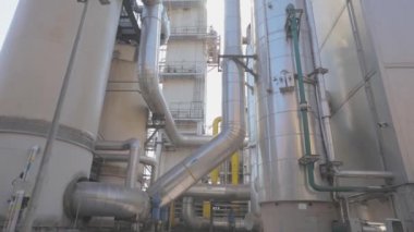 Büyük metal parlak borular. Fabrikada bir sürü büyük parlak borular var. Endüstri dışı