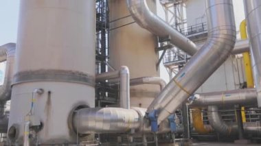 Modern endüstriyel dış görünüş. Modern bir fabrikada boru hattı. Fabrika depolama tankları