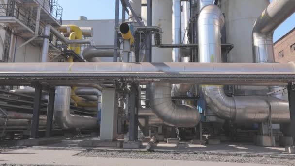 Interior de fábrica. Hay muchas tuberías que van al tanque en la planta. Una moderna planta de producción. Exterior de una moderna planta industrial — Vídeo de stock