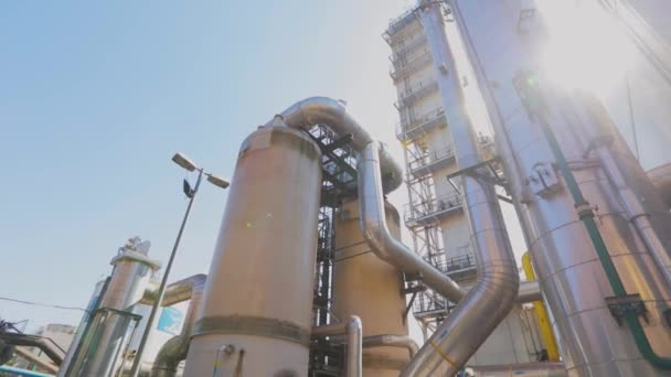 Modern plant. Glossy storage tanks in a modern factory. Modern pipeline in a factory — Stock Video