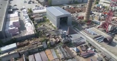 Metal depo hava görüntüsü. Metal ürünleri olan bir depo. Fabrika deposu hava görüntüsü
