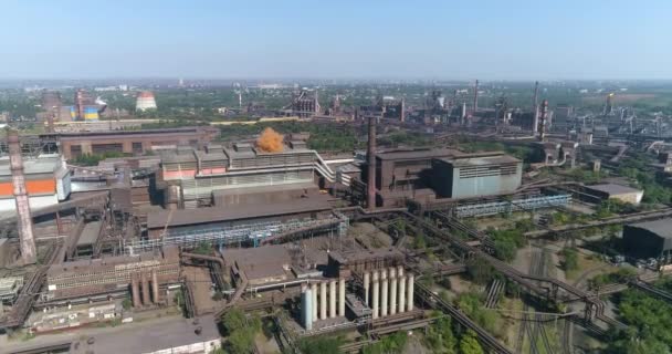 从空中俯瞰一座大型冶金厂.飞越一个大型冶金厂。工厂顶视图中的烟雾 — 图库视频影像