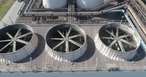 Un grande fan industriale. Sistema di raffreddamento in una vista aerea di fabbrica. Ventilatori di raffreddamento alla vista aerea dell'impianto. — Video Stock