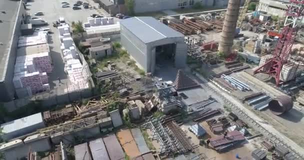 Letecký pohled z kovového skladu. Skladiště s kovovými výrobky horní pohled. Vzdušné zobrazení skladu továrny — Stock video