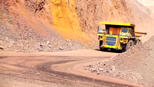 Algemeen plan van een kolenmijn. Een dump truck rijdt door een grote open put algemeen plan — Stockvideo