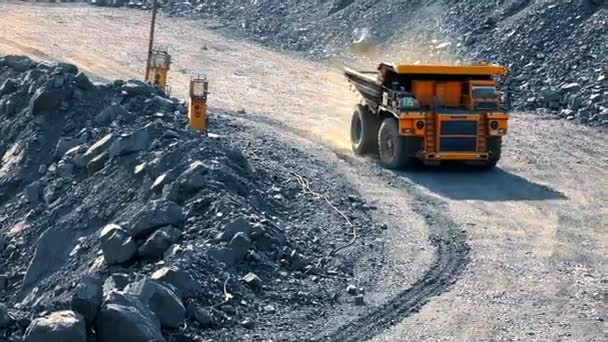 덤프 트럭 이 거대 한 피트 일반 계획을 통과 한다. 석탄 광산의 일반 계획. — 비디오