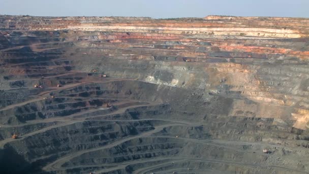 Machines d'extraction du charbon à ciel ouvert. Panorama d'une grande mine de charbon. Exploitation houillère dans un panorama à ciel ouvert. — Video