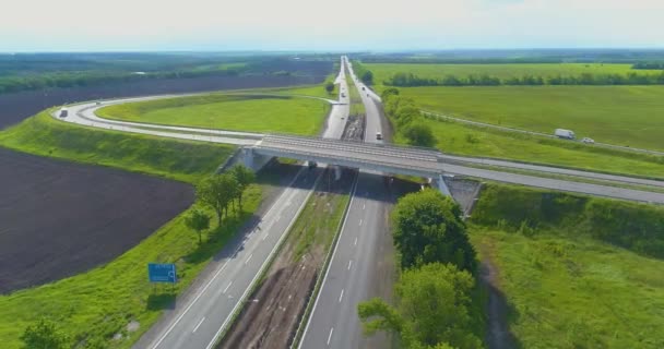 Transport interchange on the highway. Big road with cars top view in good weather. Cars drive along the highway outside the city — Stock Video